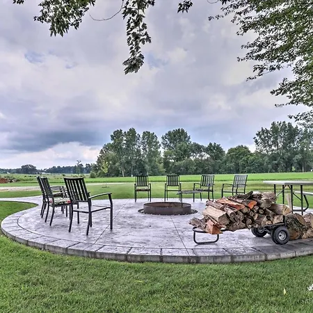 Cozy Haven Of Rest Home With Amish Country Views!